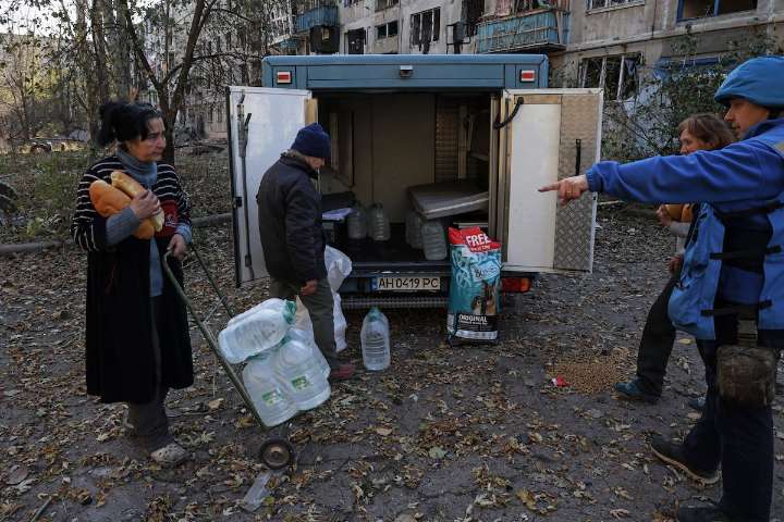 Aferrados a las ruinas, unos pocos miles de habitantes de Kostiantinivka sobreviven bajo las bombas rusas
