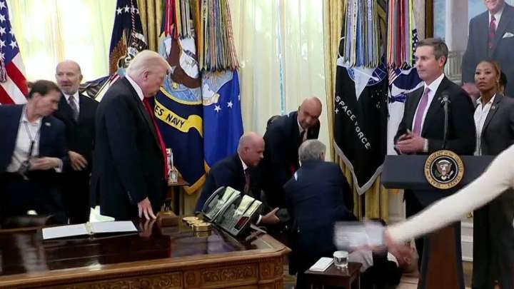 Hombre de la Tercera Edad se Desmaya Durante Conferencia de Donald Trump en La Casa Blanca