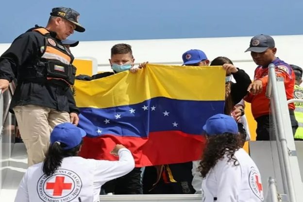 Retornan 298 venezolanos con Vuelta a la Patria