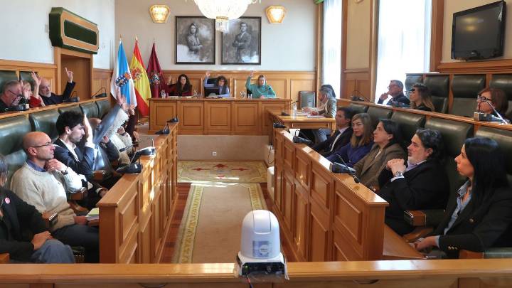 El PP permite que los policías locales y bomberos de Santiago cobren parte de las horas extras que les debe el Concello