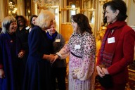 Reina Camilla y el incómodo comentario sobre el peso de actriz Ruth Jones