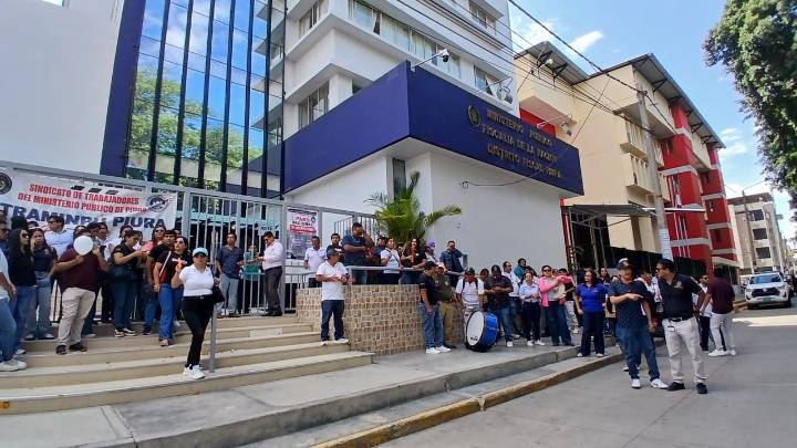 Trabajadores del Ministerio Público protestan en Piura y exigen que Congreso agende reforma laboral.