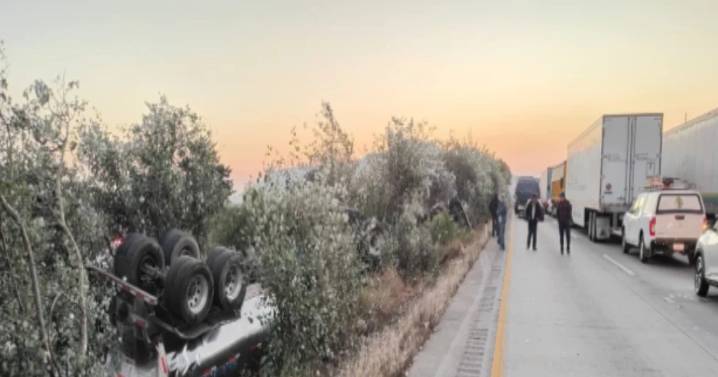 Aparatosa volcadura de pipa provoca cierre parcial en la México