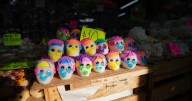 Calaveritas de azúcar, los dulces que alegran los altares de Día de Muertos en México
