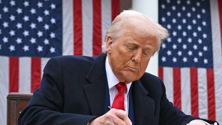 Trump dice que los aranceles salvaron al país mientras la Corte Suprema decide si los elimina