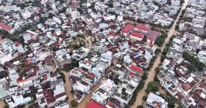 Aumentan a 90 los fallecidos tras las inundaciones por lluvias en Vietnam