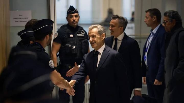 “Bajo control judicial”: así salió Sarkozy, expresidente de Francia, de la cárcel