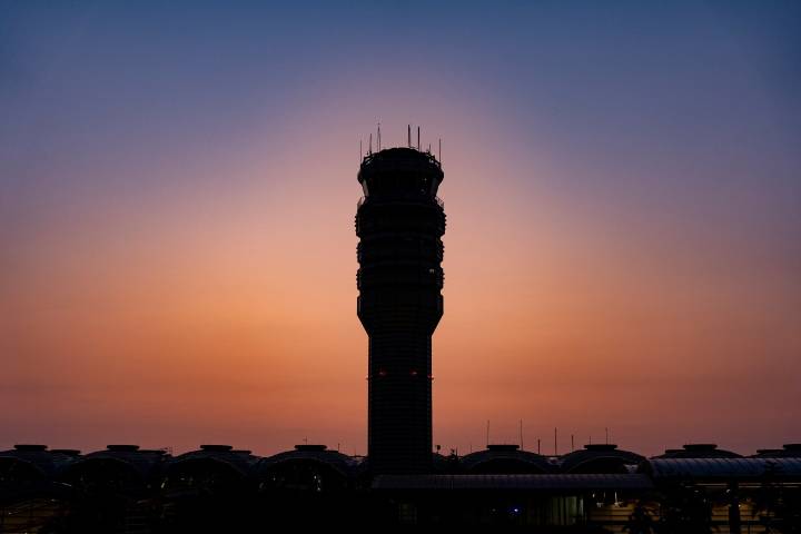 Suspenden vuelos en el aeropuerto Reagan tras alerta de bomba en avión de United Airlines
