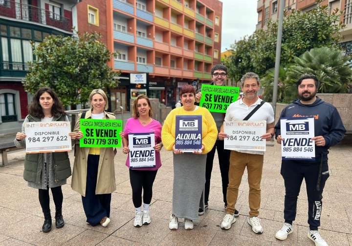 «Con cada tienda que cierra en Candás, se apaga un barrio»