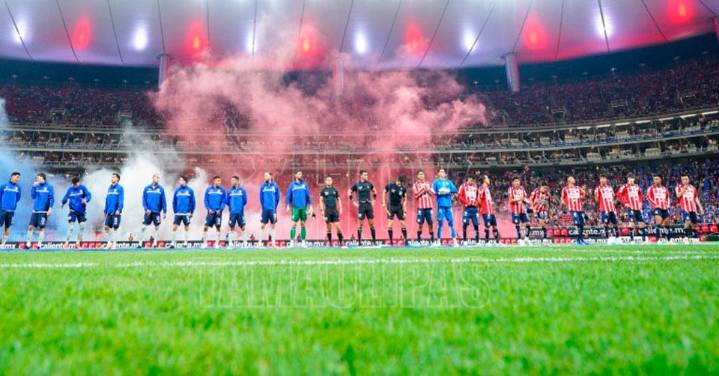 Chivas y Cruz Azul no se hacen daño en el partido de ida