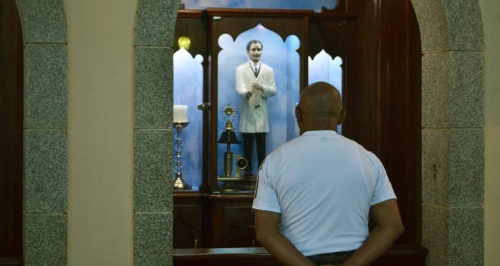 Devotos acuden a la catedral para orar ante reliquias de JHG y MCR