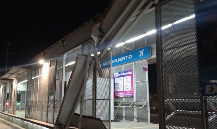 Tumbó “trailero” tejabán del JuárezBus en la estación Aeropuerto