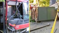 Bus Red arrasó con kiosco, poste de cámaras de seguridad y un semáforo en Providencia