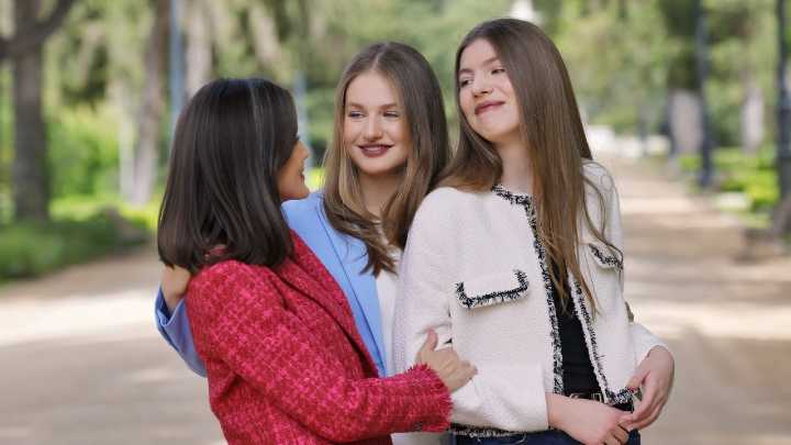 Leonor y Sofía dejan sus estudios para pasar un día con la Reina Sofía