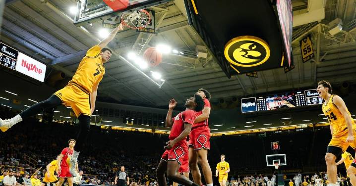 NCAA: Álvaro Folgueiras, 16 puntos y cinco rebotes para seguir haciendo ruido