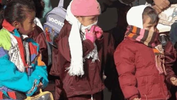 Ante el intenso frío SEGE determinó que alumnos acudan a escuelas con prendas abeigadoras