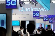 Qualcomm forecasts first-quarter results above estimates due to bump in smartphone demand