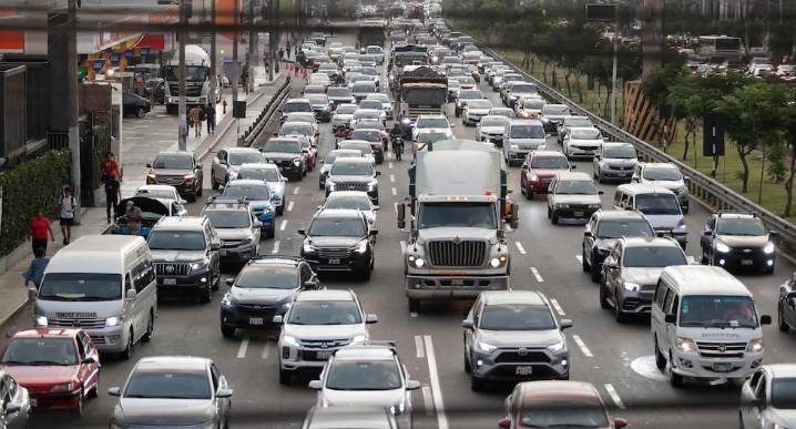 ATU: más de 1,000 vehículos informales operan impunemente en la av. Javier Prado