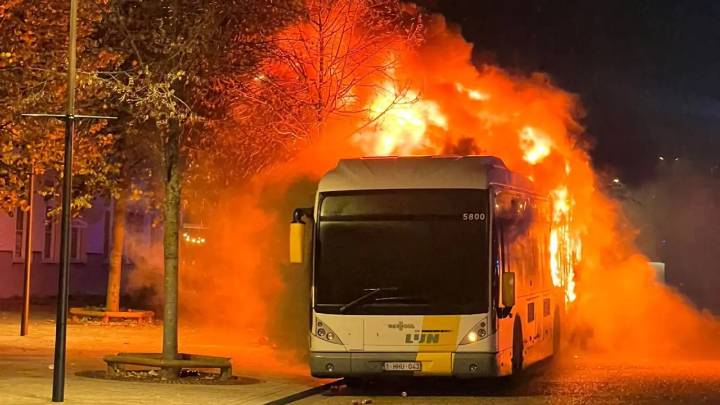 Hinchas del Barcelona se llevaron tremendo susto: bus que los transportaba al estadio se incendió