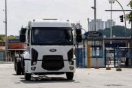 Entran en vigor en EEUU aranceles de 25% a camiones importados, medida que afecta a México