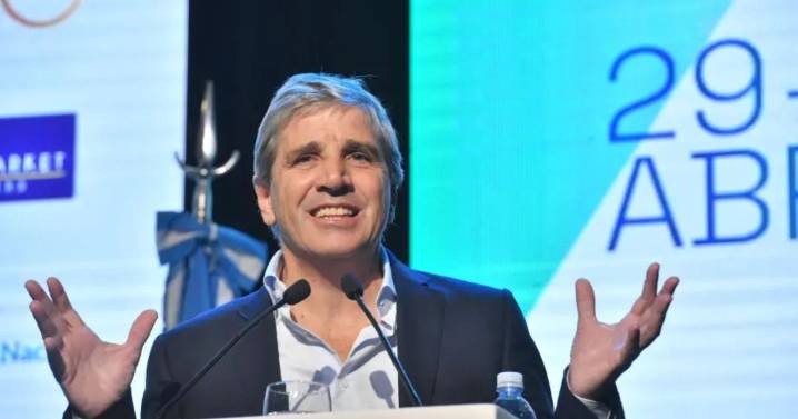 Luis Caputo dijo que no tiene sentido dejar que el dólar flote y sostuvo que el sistema de bandas es «superior»