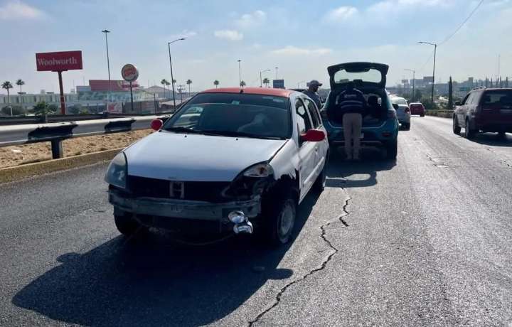 Auto se impacta contra muro de contención en la carretera 57