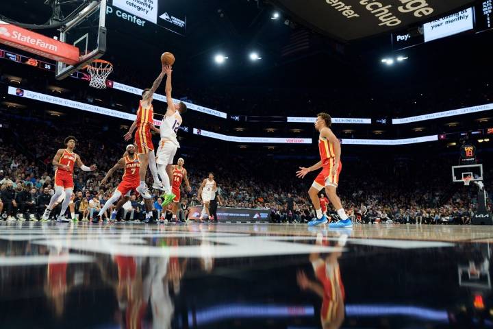 Deadspin | Surging Hawks storm back to beat Suns