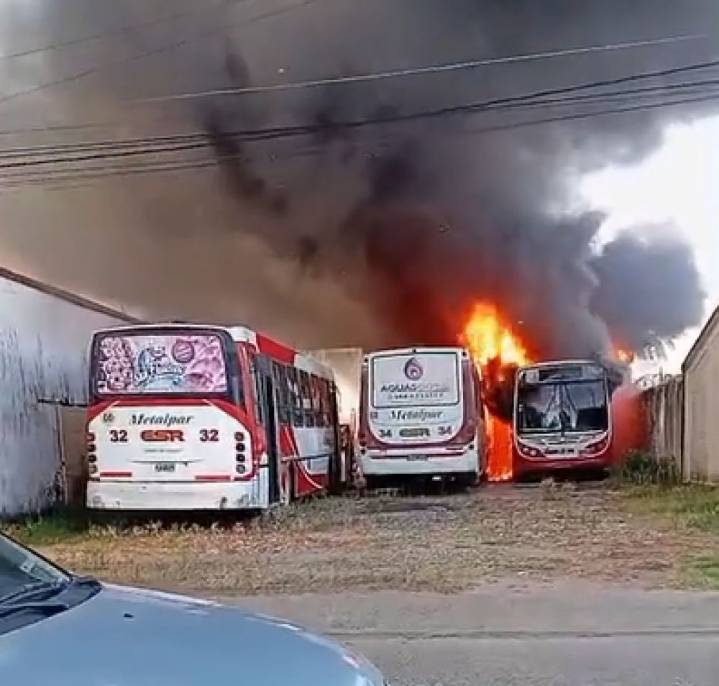 Sáenz Peña: incendio en un depósito de la empresa de colectivos San Roque causó graves daños