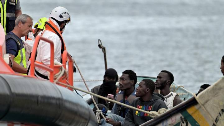 Llegan alrededor de 70 migrantes al sur de Tenerife a bordo de un cayuco
