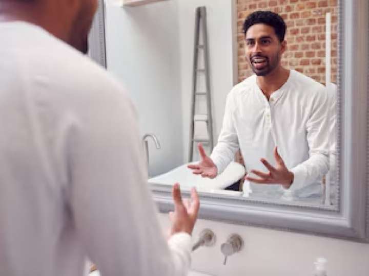 ¿Es normal hablar solo y en voz alta? La psicología revela un nuevo estudio