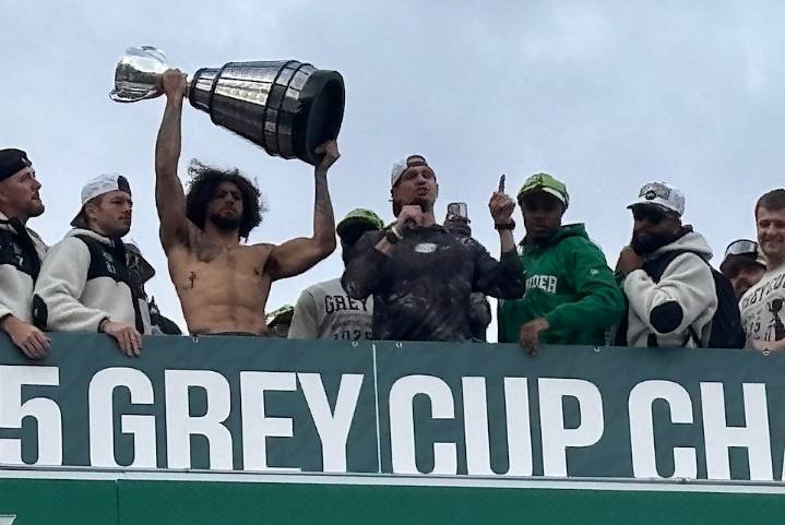 Riders arrive in Regina with the Grey Cup