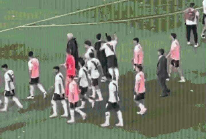 Video: la piña que le pegó Maxi Salas a una persona luego de que River perdió contra Boca