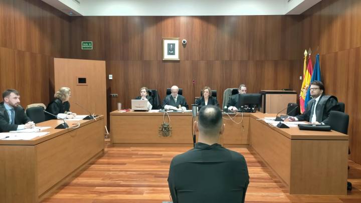 Juzgado en Zaragoza por violar a una compañera de trabajo en el vestuario