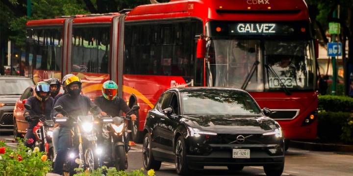 Accidente de Metrobús en avenida Insurgentes deja 7 lesionados