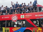 Locura en Mendoza: el multitudinario recibimiento a Independiente Rivadavia en las calles de la ciudad para festejar el título en la Copa Argentina 2025