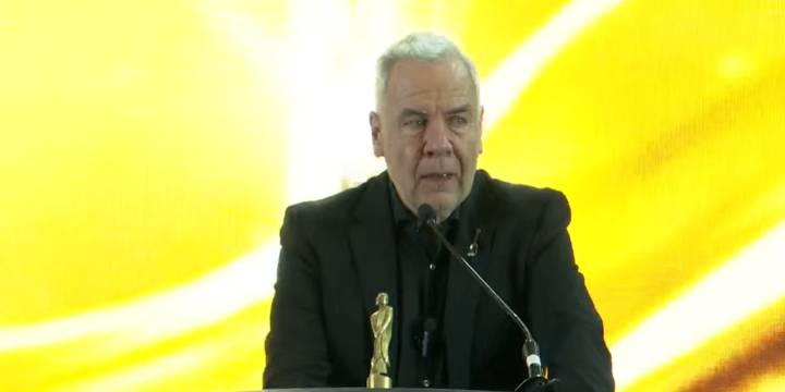 La emoción de Esteban Mirol al ganar como Revelación en el Martín Fierro Latino 2025: “Me convertí en el abuelo digital”