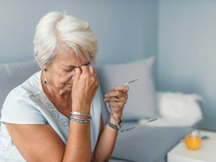 Cómo tratar a una persona negativa, según la psicología