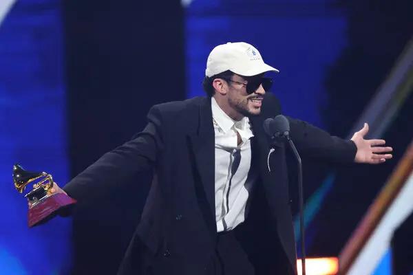 Bad Bunny domina los Latin Grammy 2025: ocho momentos clave de la ceremonia