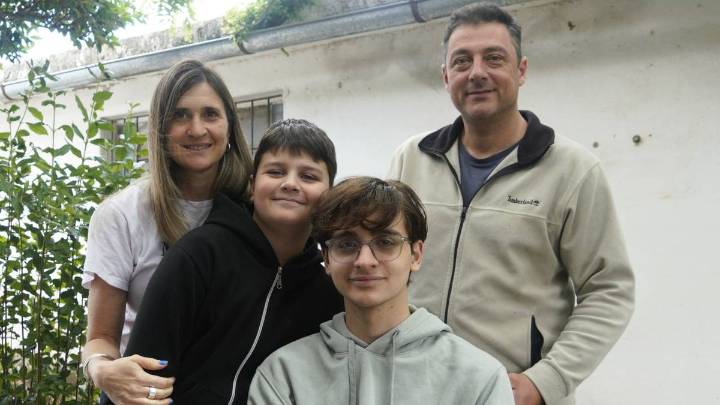 Matías Bottoni espera por su silla de ruedas, diseñada especialmente para él