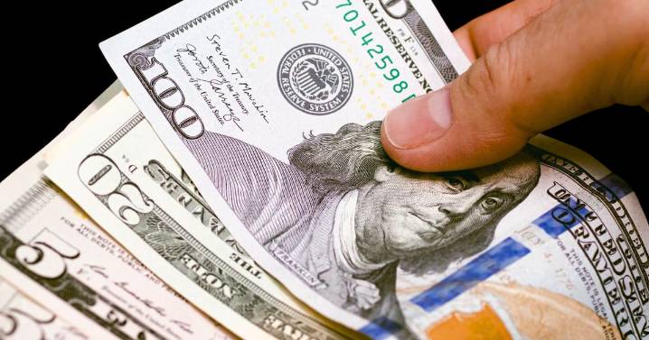 ¿Salarios en dólares? La propuesta que impulsa el Gobierno y cómo se aplica en la región