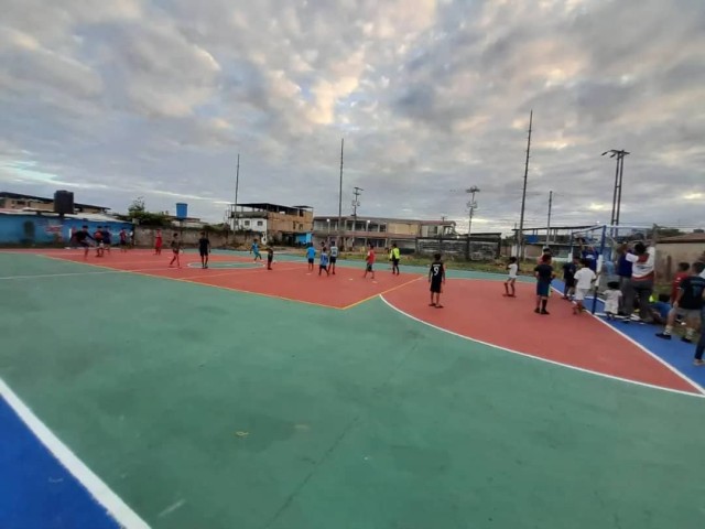 Recuperan la cancha deportiva de Villa Rosa en Tucupita