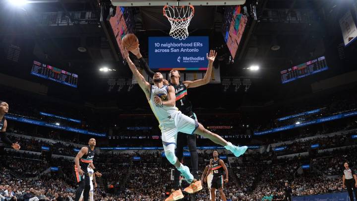 Steph Curry bests fellow alien Victor Wembanyama in win