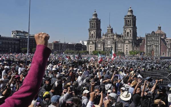 Abarrotan Zócalo; raquítica en Juárez