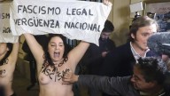 La Policía detiene al presunto agresor de dos activistas de Femen en un acto por Franco