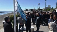 Comenzó el mes del aniversario con izamiento de la bandera local