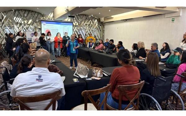 Capacitan a personal de salud en inclusión y empatía hacia personas con discapacidad