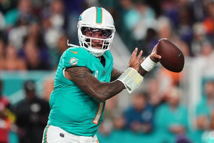 El error de renovar a Tua Tagovailoa que persigue a los Dolphins: quieren sentarlo en el banquillo, pero no 'pueden'