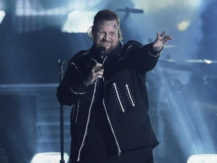 Country music superstar says he was profiled at upscale store