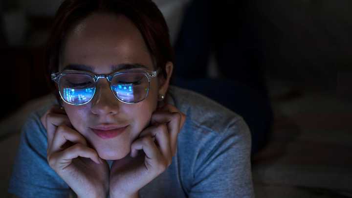 Riesgos de la luz azul en los ojos: así podría proteger su vista del daño