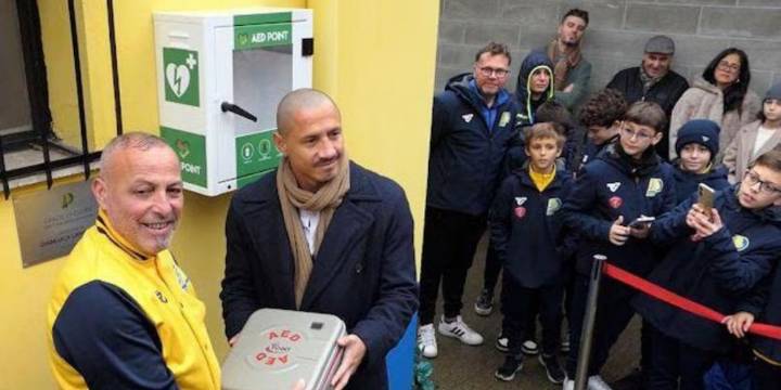 Gianluca Lapadula muestra su lado más solidario: hizo entrega de equipamiento médico al primer centro deportivo de Turín que lo albergó